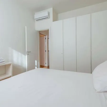 Joivy 1br In Isola With Stunning View To Bosco Verticale Апартаменты